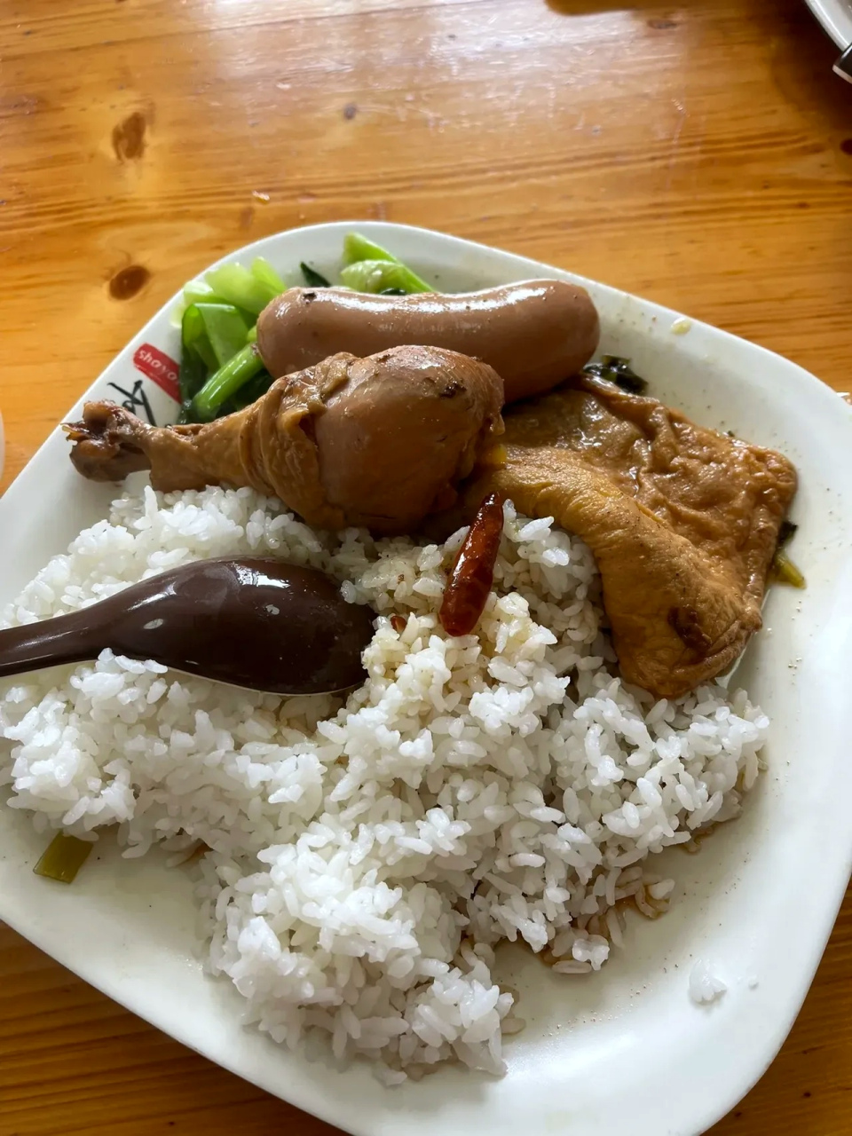 这份鸡腿饭包含一块鸡腿,一个热狗,一块干子和一些青菜,米饭的分量