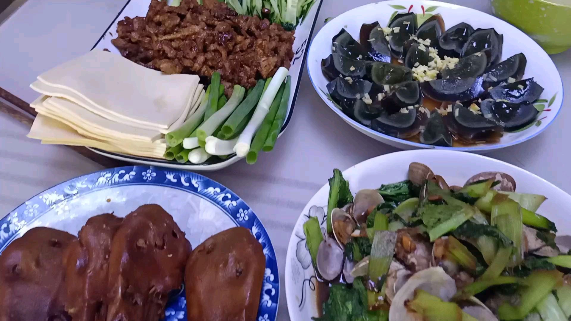 下雨鹏鹏没干活,买一斤瘦肉两张豆腐皮,做京酱肉丝