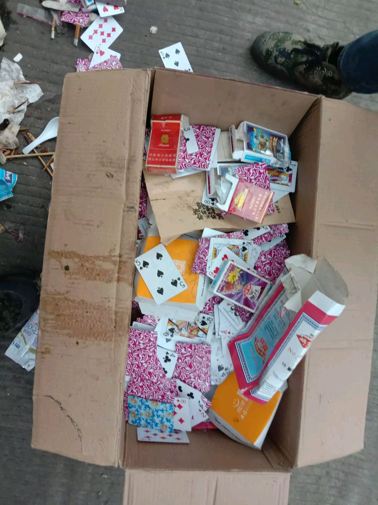 来赌博的都是有钱人都是开好车来的输赢特别大人聚齐后卷帘门就