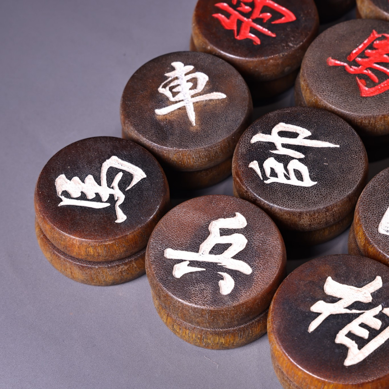 珍品旧藏收罕见犀牛角雕刻象棋一套 一个重50克  厚1.5厘米  直径5.