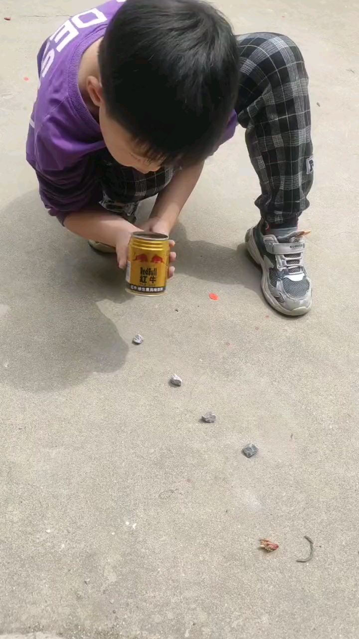 小朋友这石子摇的厉害啊!