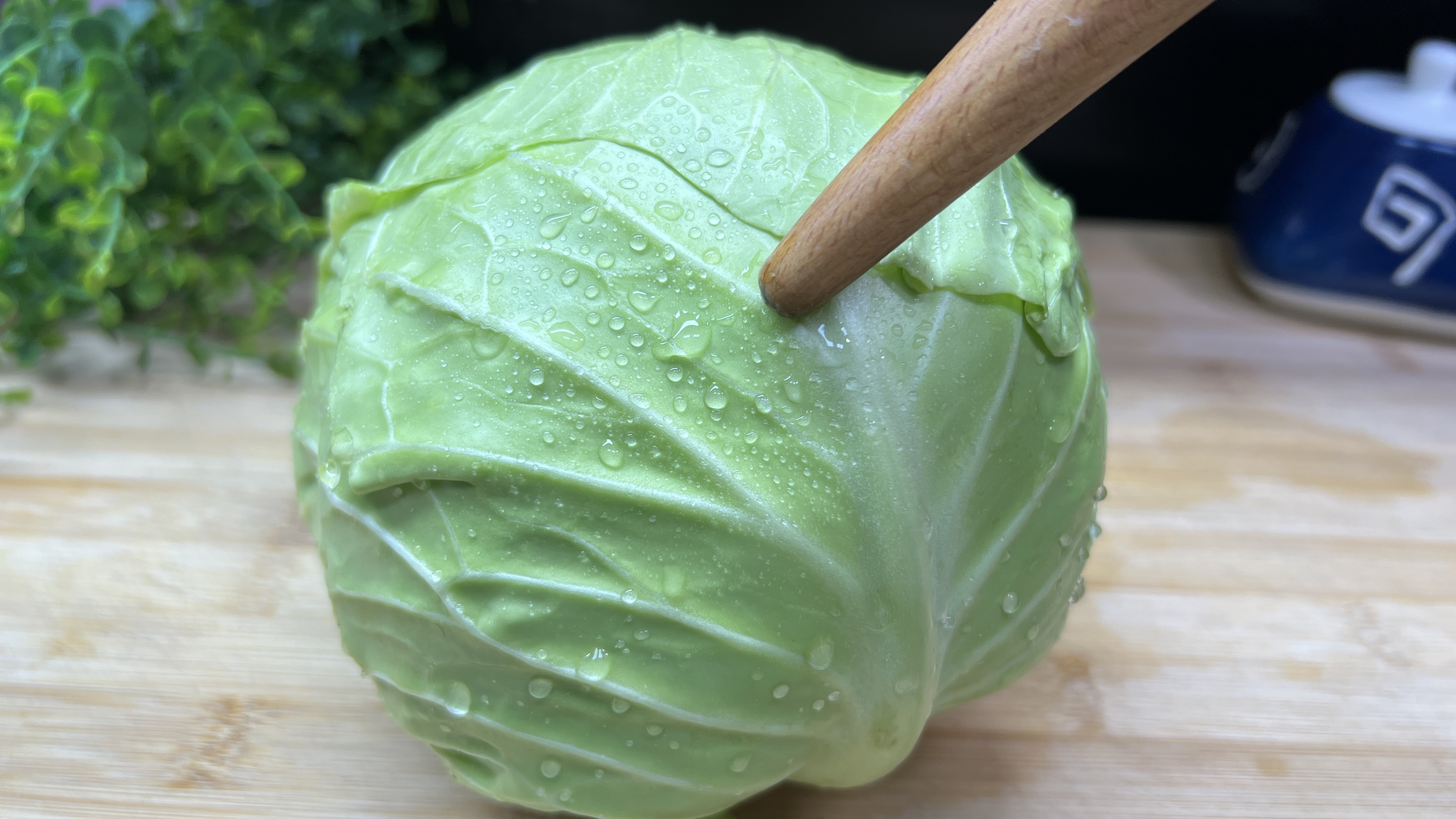 炒包菜,牢记不要直接下锅炒,大厨教你一招,颜色翠绿入味不出水