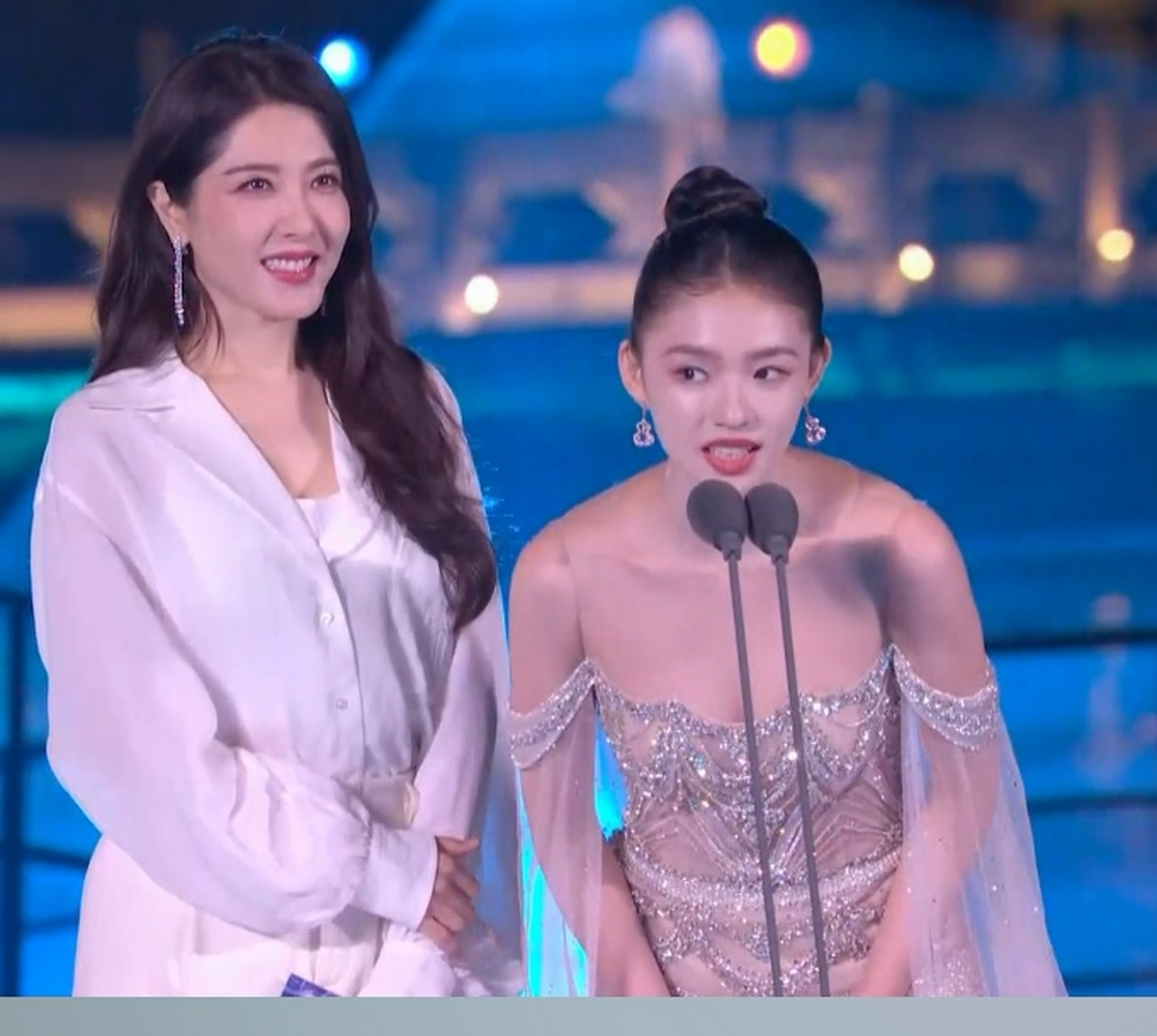 曾黎的确很美,但毕竟年龄在那了,保养得再好终究还是有岁月的痕迹啊!