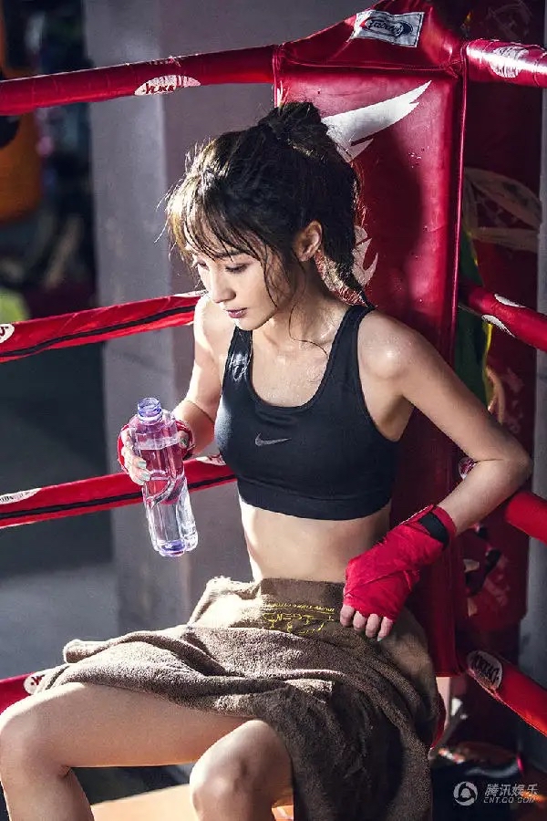 女明星也爱"炫腹" 7秒饱览18位女星的热辣马甲线