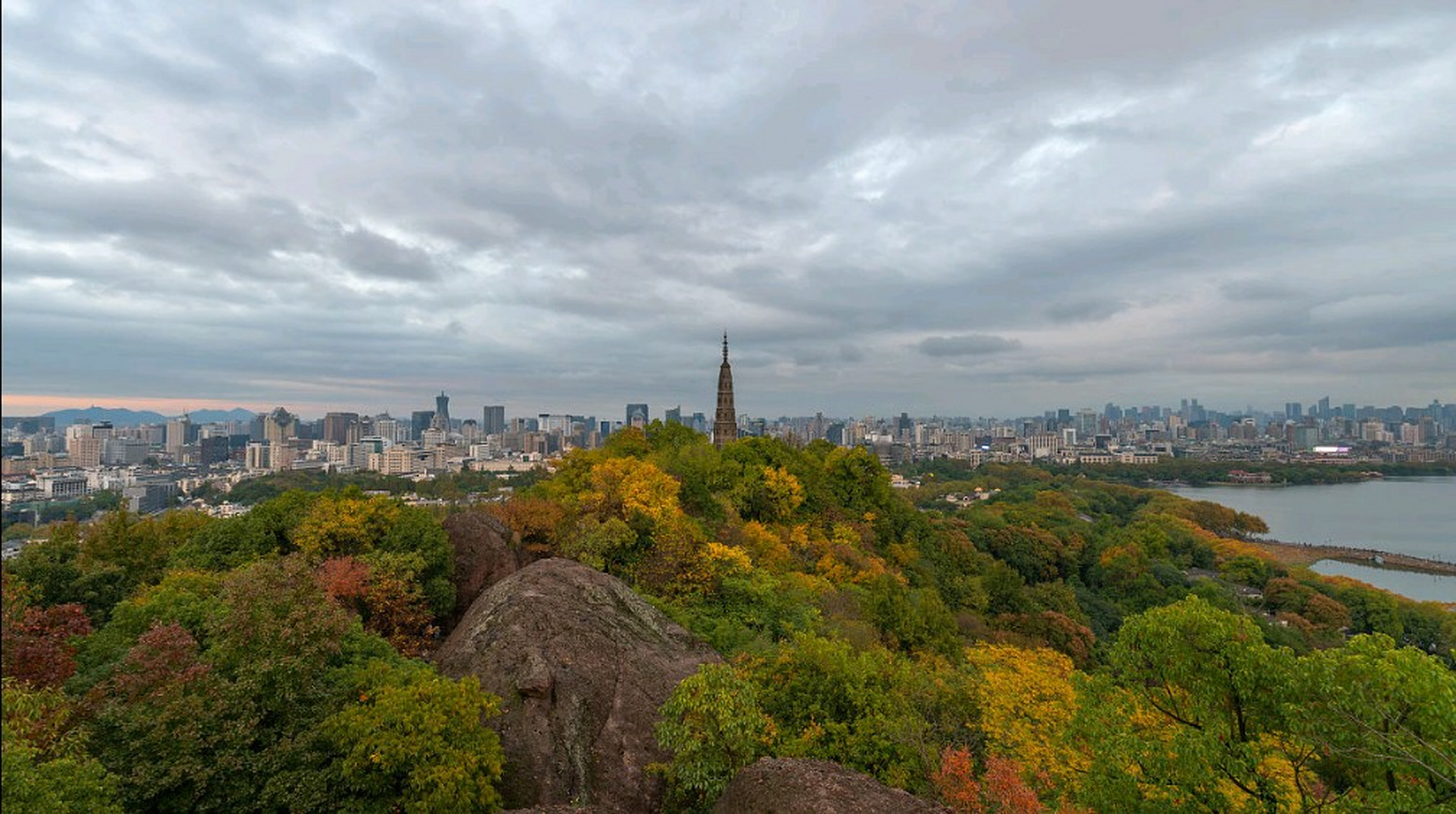 搜索话题# 杭州西湖风景名胜区宝石山位于杭州市西湖区北里湖北岸,是