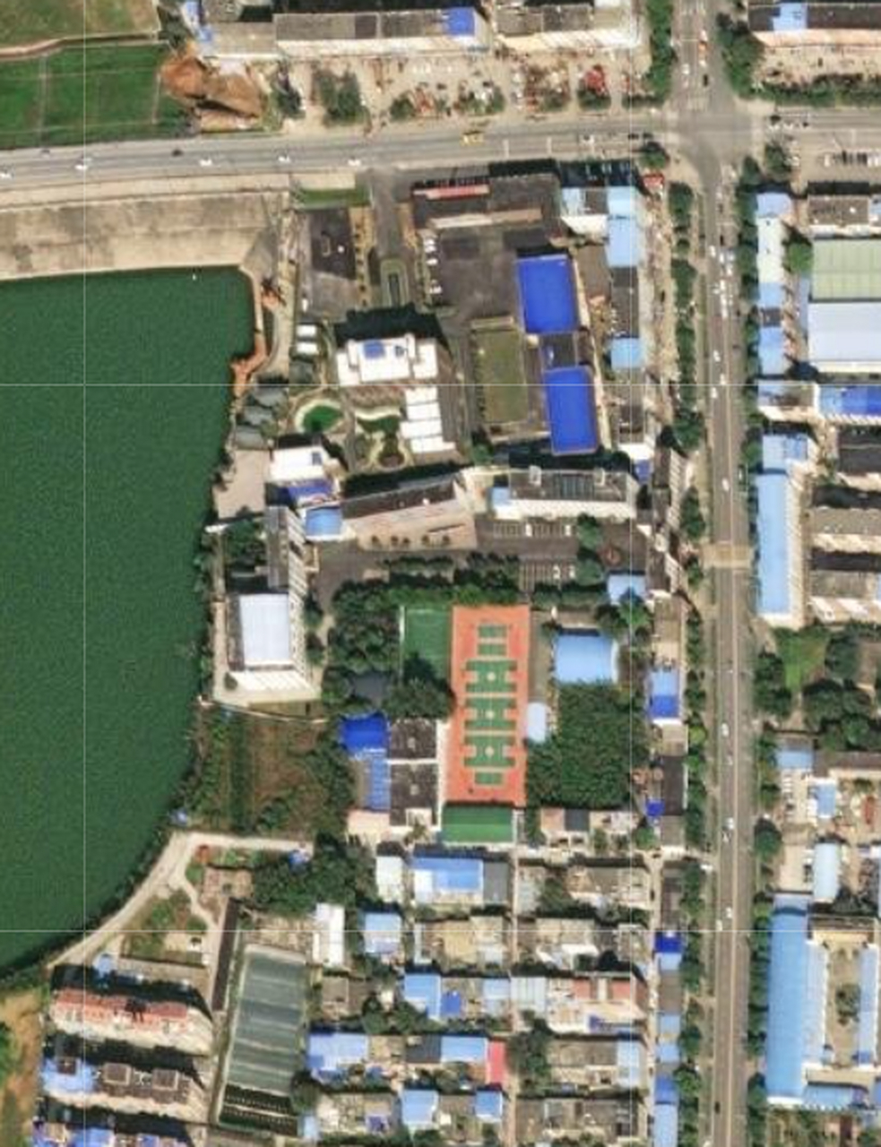 今天需要找个卫星地图,试了百度还有高德,发现精度到200米,再放大就不