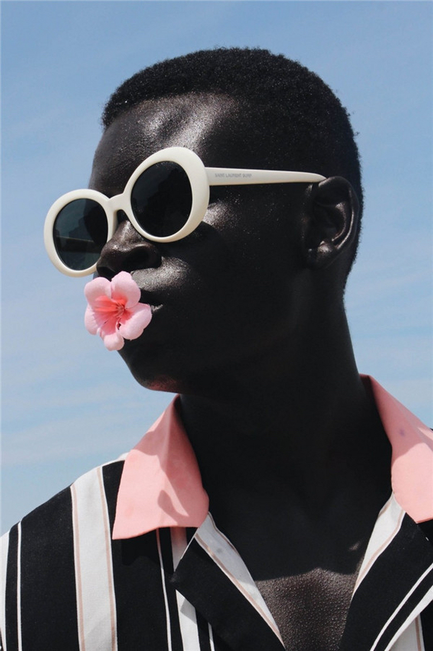 别看他长得黑黑,但牙齿很白.