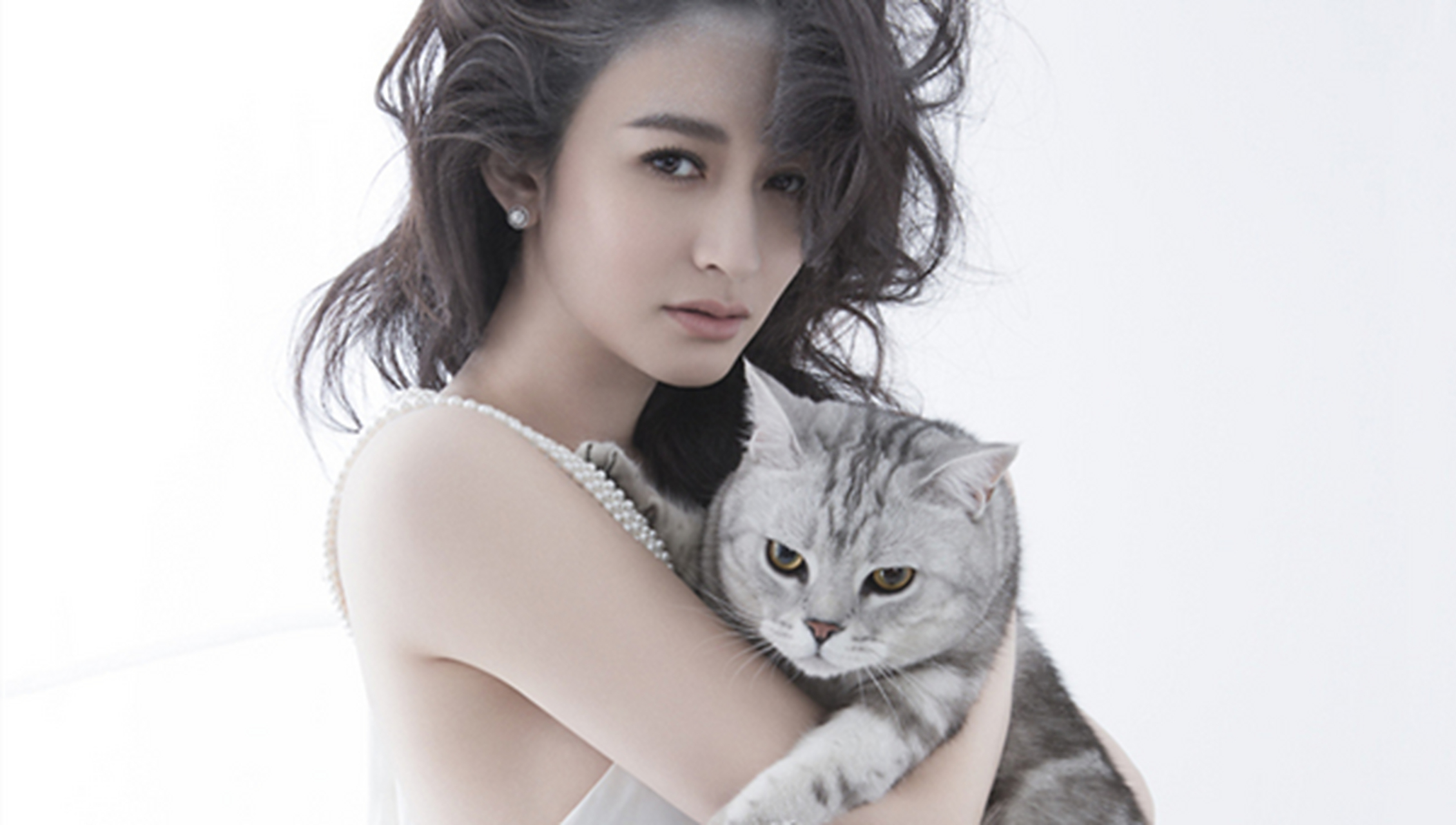 她的眸子明亮而深邃,如澄净的湖水一般,似乎能够瞬间穿透人心.