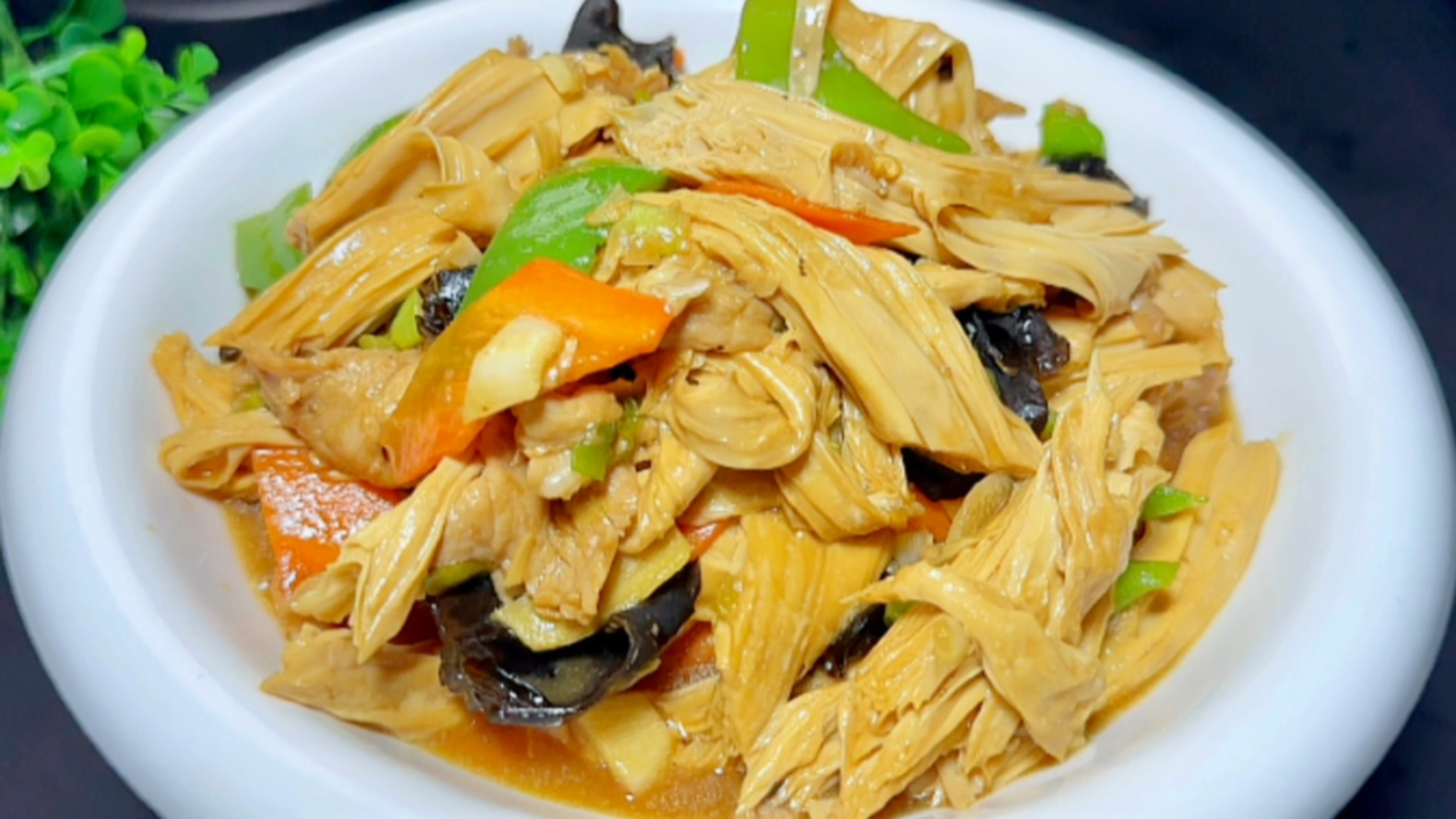 腐竹烧肉片这种家常做法,简单易学鲜香入味,下酒又下饭,太香了