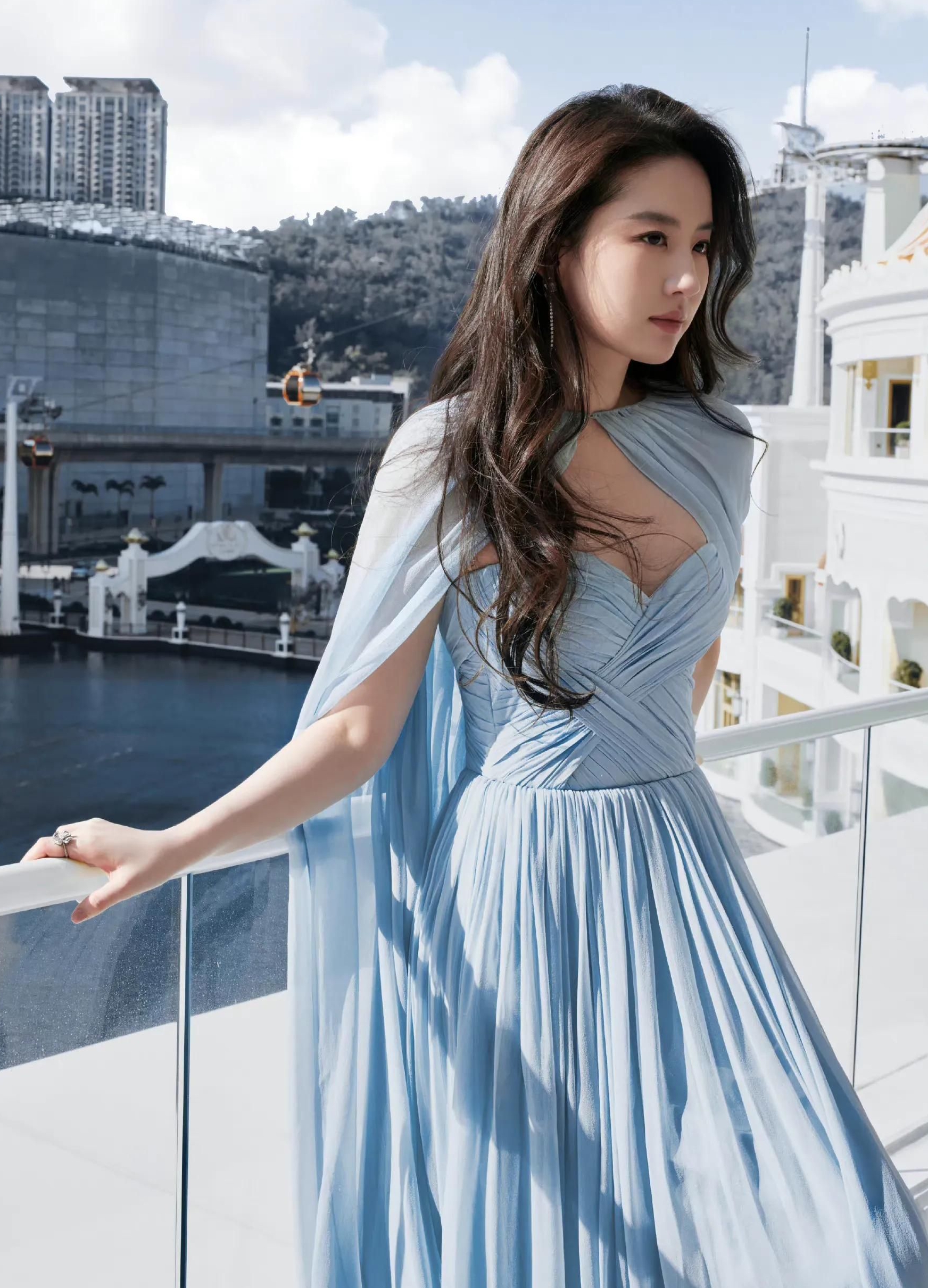 刘亦菲蓝色抹胸纱裙造型,美若天仙,魅力可人!