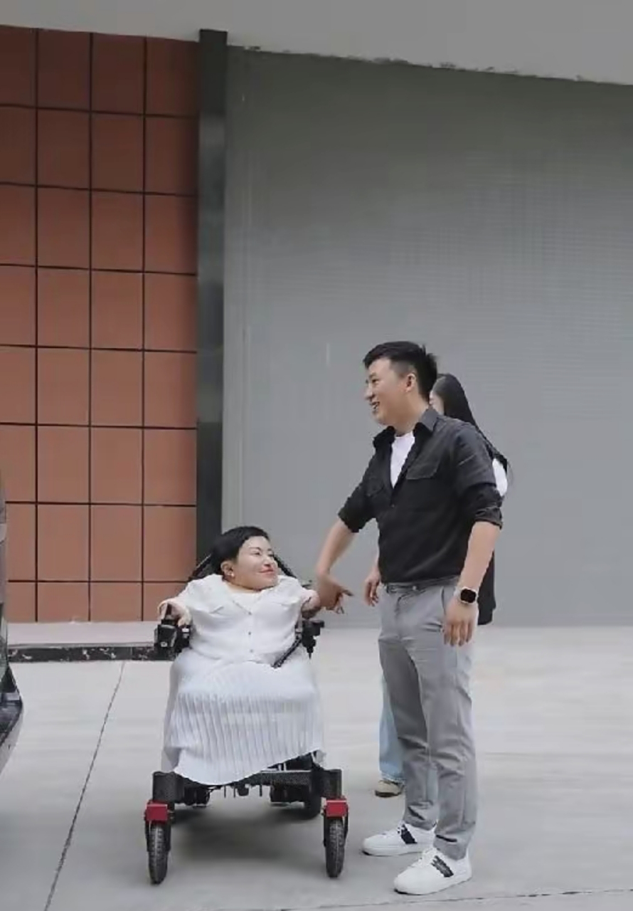 身高0.8米李喜梅怀孕11周,帅气男友贴心呵护,两人感情遭质疑