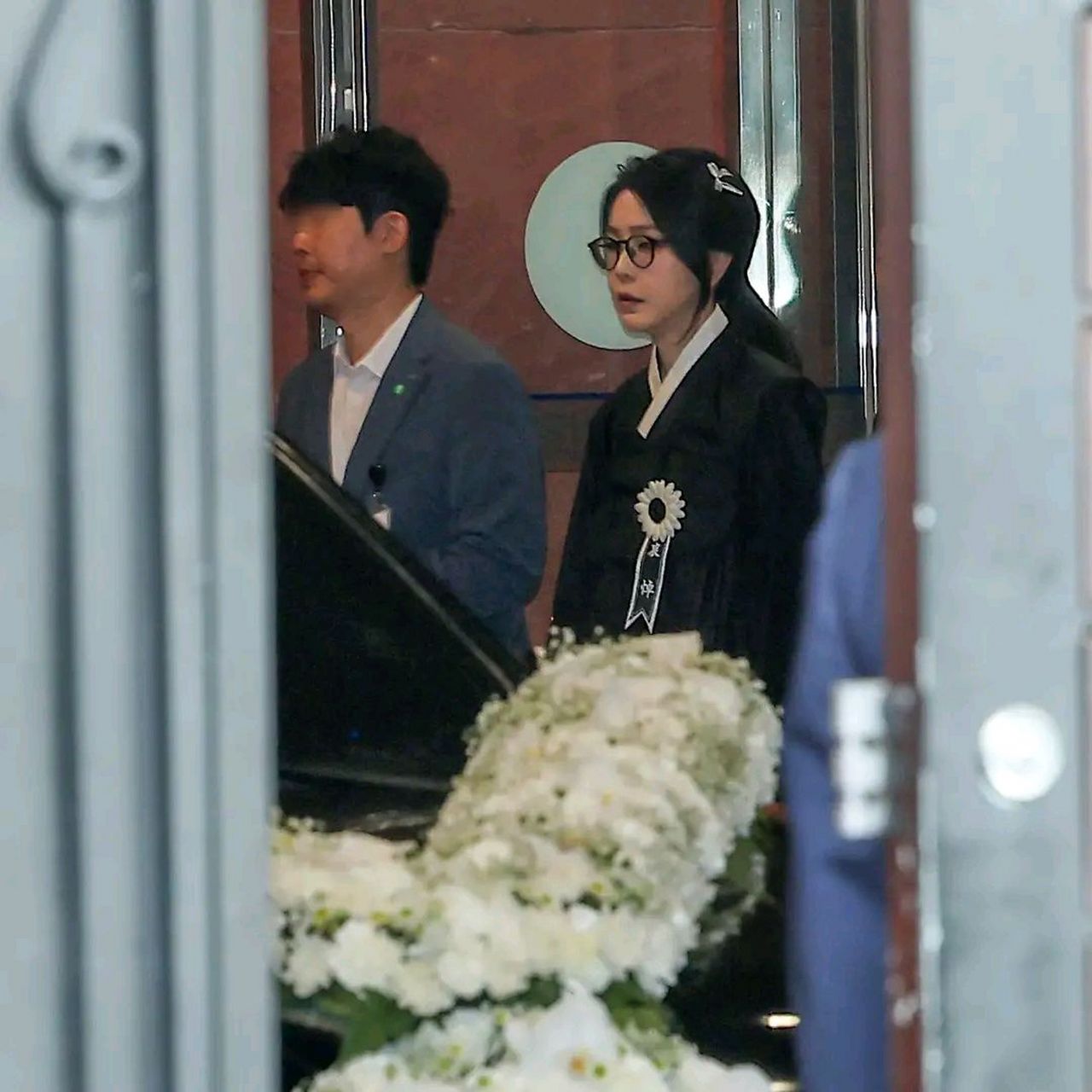 韩国第一夫人金建希穿黑色韩服,戴黑框眼镜,出席公公葬礼,表情异常