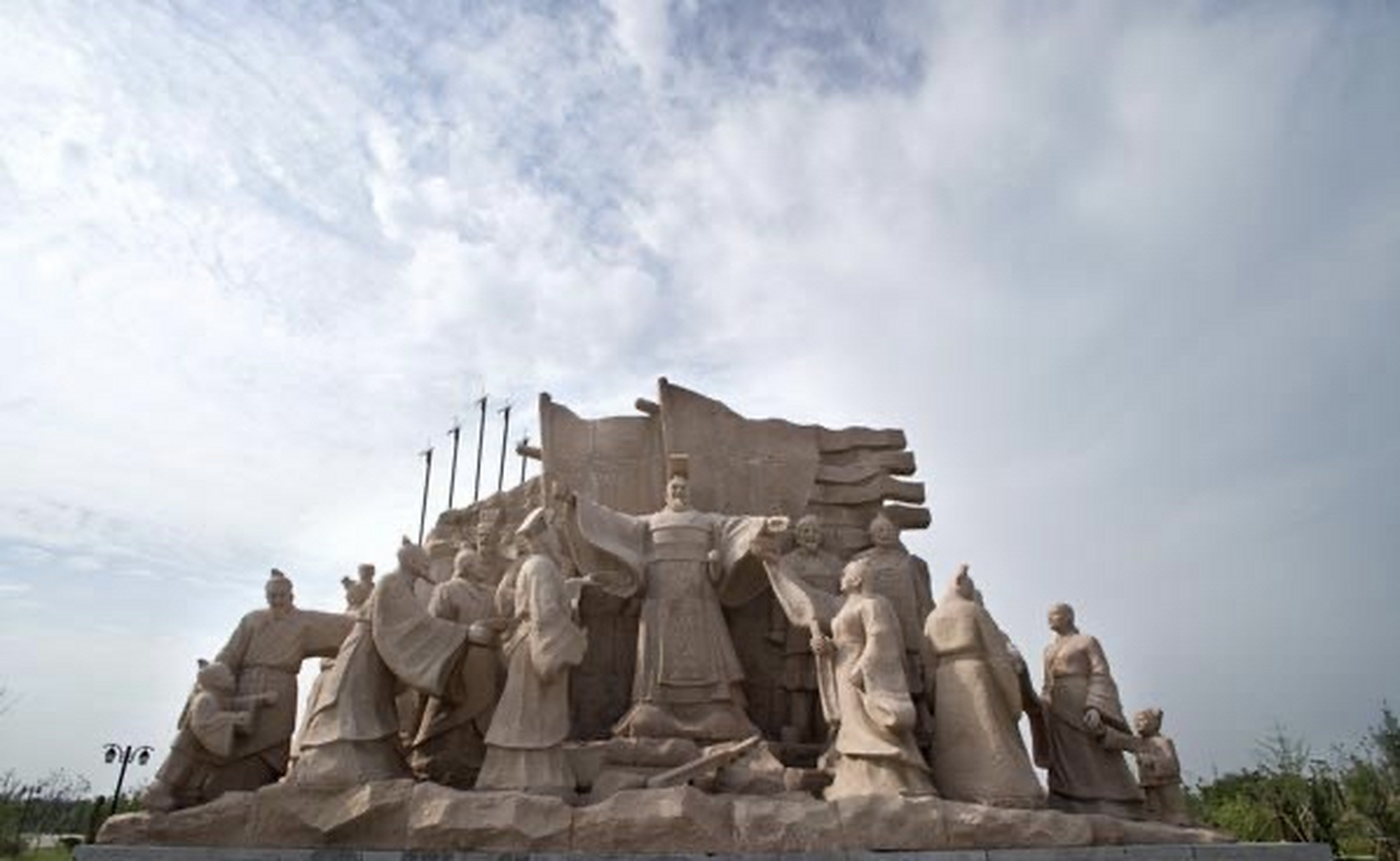 沛县刘邦故里,县城内有高祖庙,大风歌碑,汉化像石,射戟台,刘邦公园