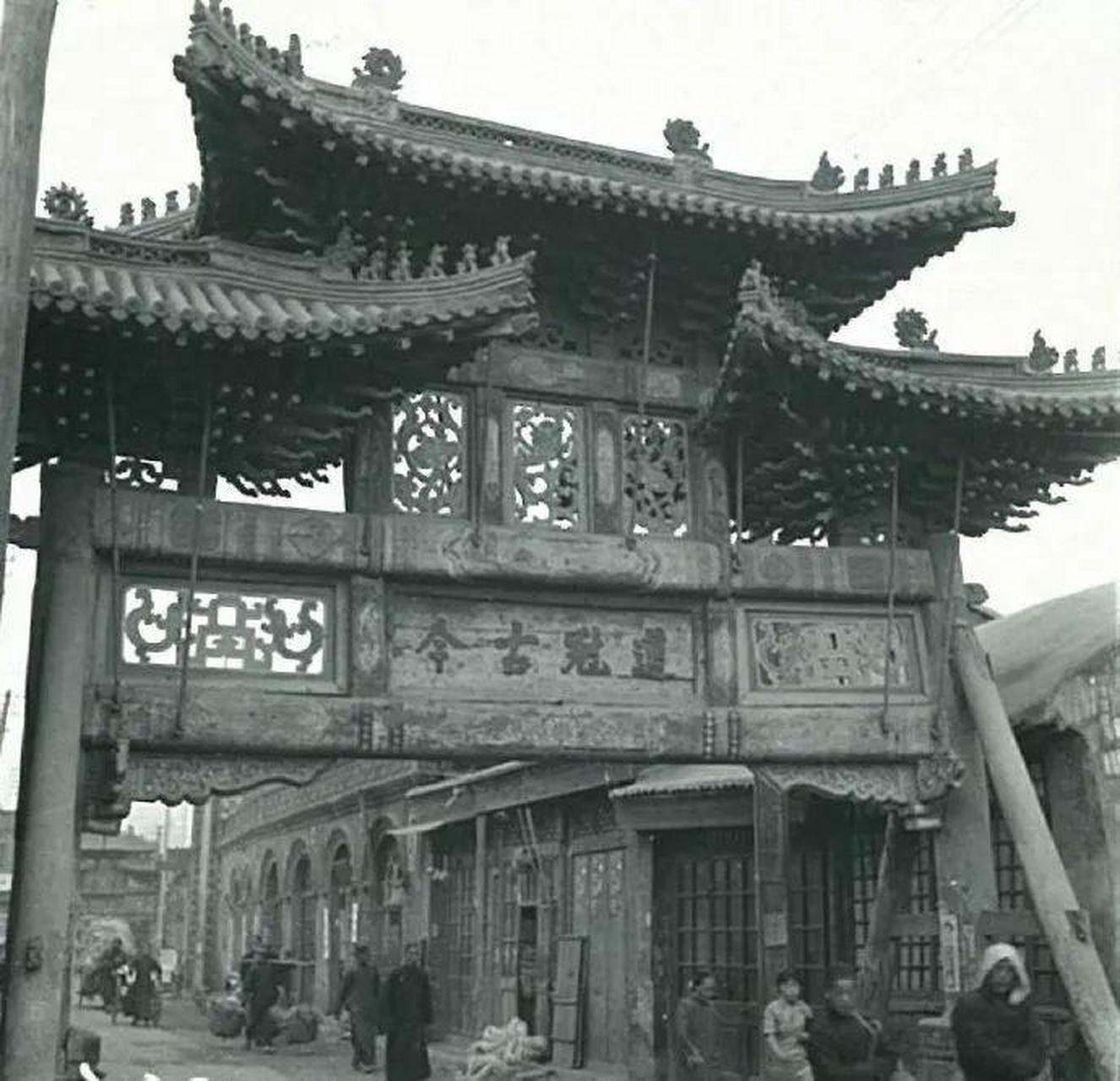 老照片  上世纪40年代  天津东门里老牌楼,你见过吗?