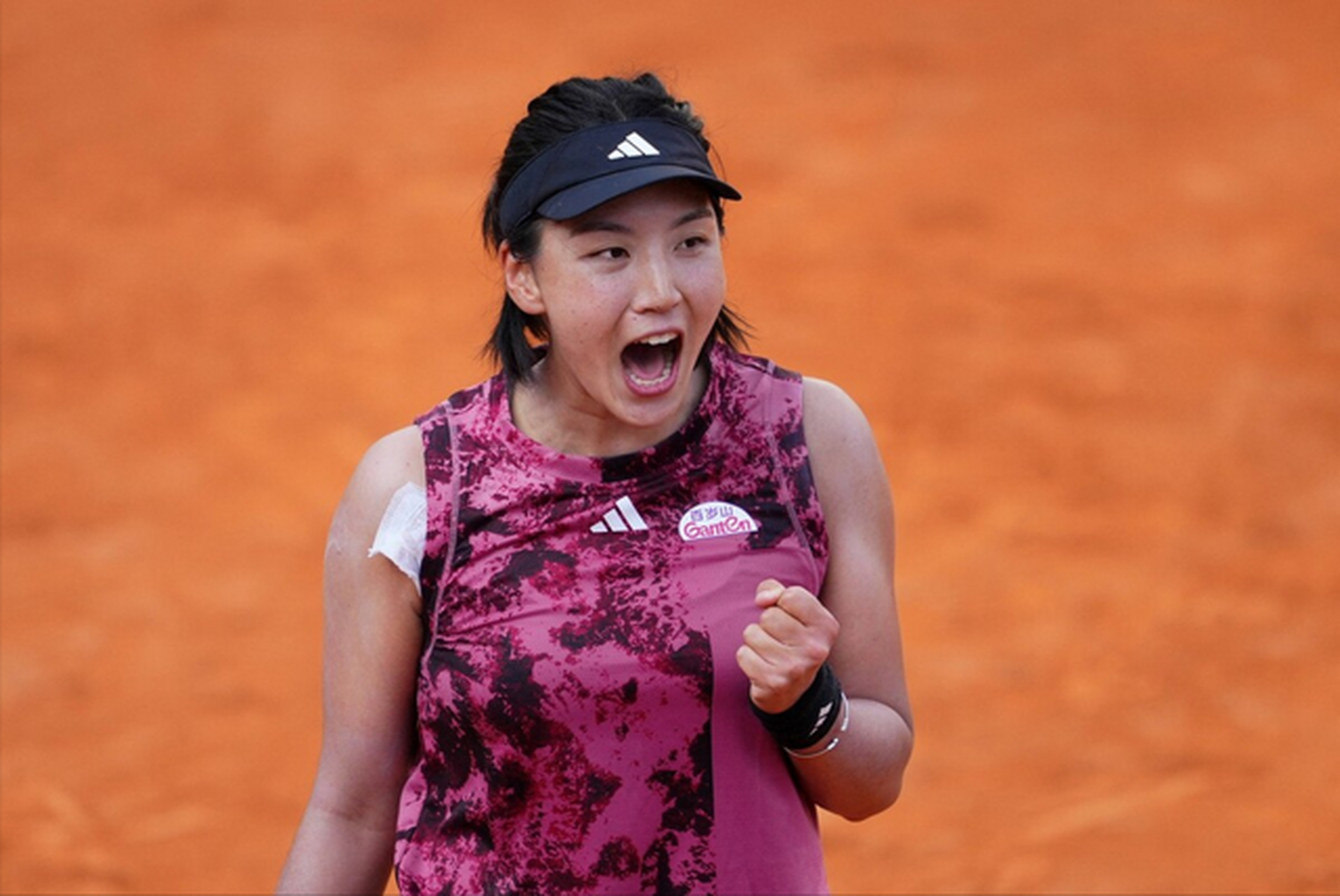 王欣瑜在红土赛季热身赛的战绩仅为0胜3负,却在法网收获首胜!