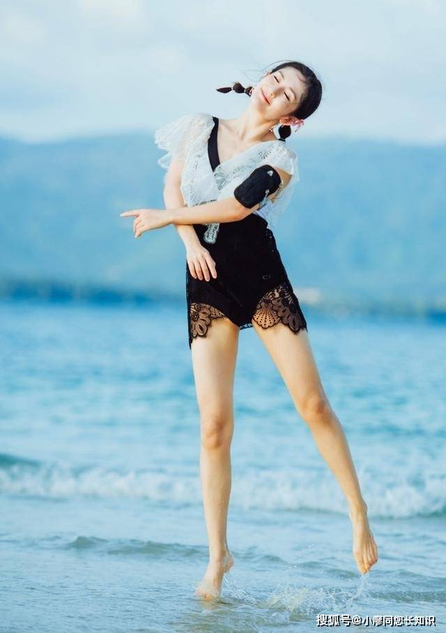 谢娜泳装性感照揭秘:怀孕三胎传闻是真是假?