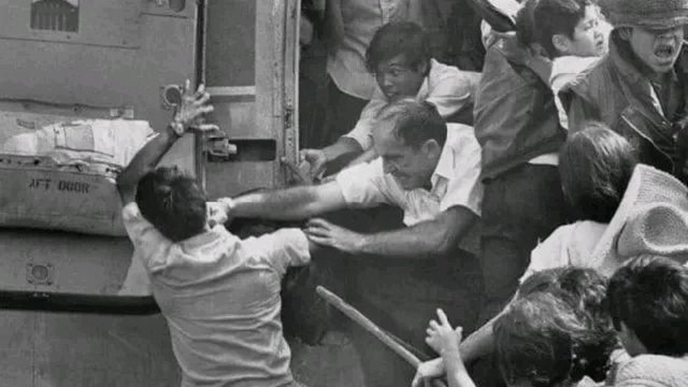 著名的"西贡铁拳"照片,南越的一个男人拼命地想爬上这架救命的飞机