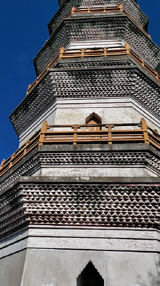 榴花塔耸立在山顶上,整个塔体挺拔高大,古朴雄浑,给人以力的启示,很美