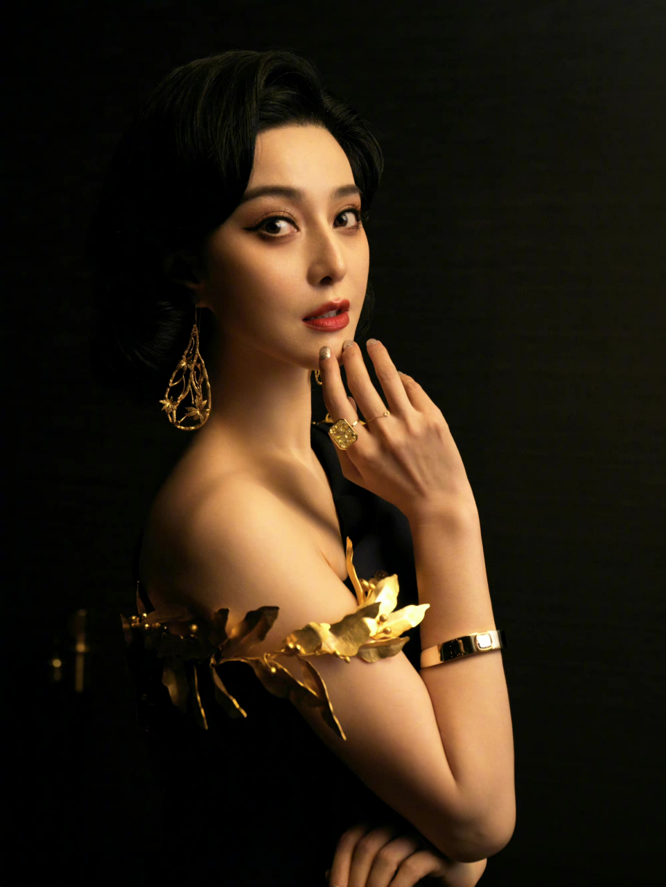 范冰冰身穿 azzi&osta 2022秋冬定制系列黑色长裙搭配金色配饰,以评委