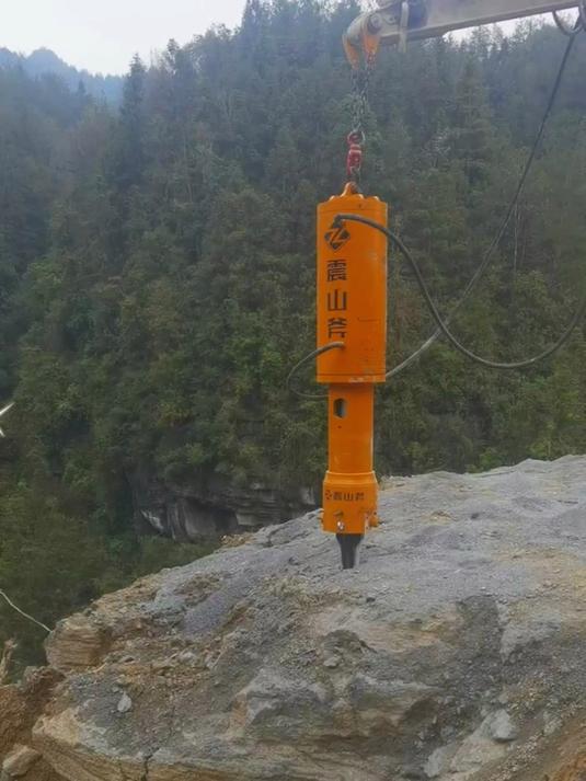 该设备俗称:机载式液压劈裂机,静态破石设备,矿山上必备的设备