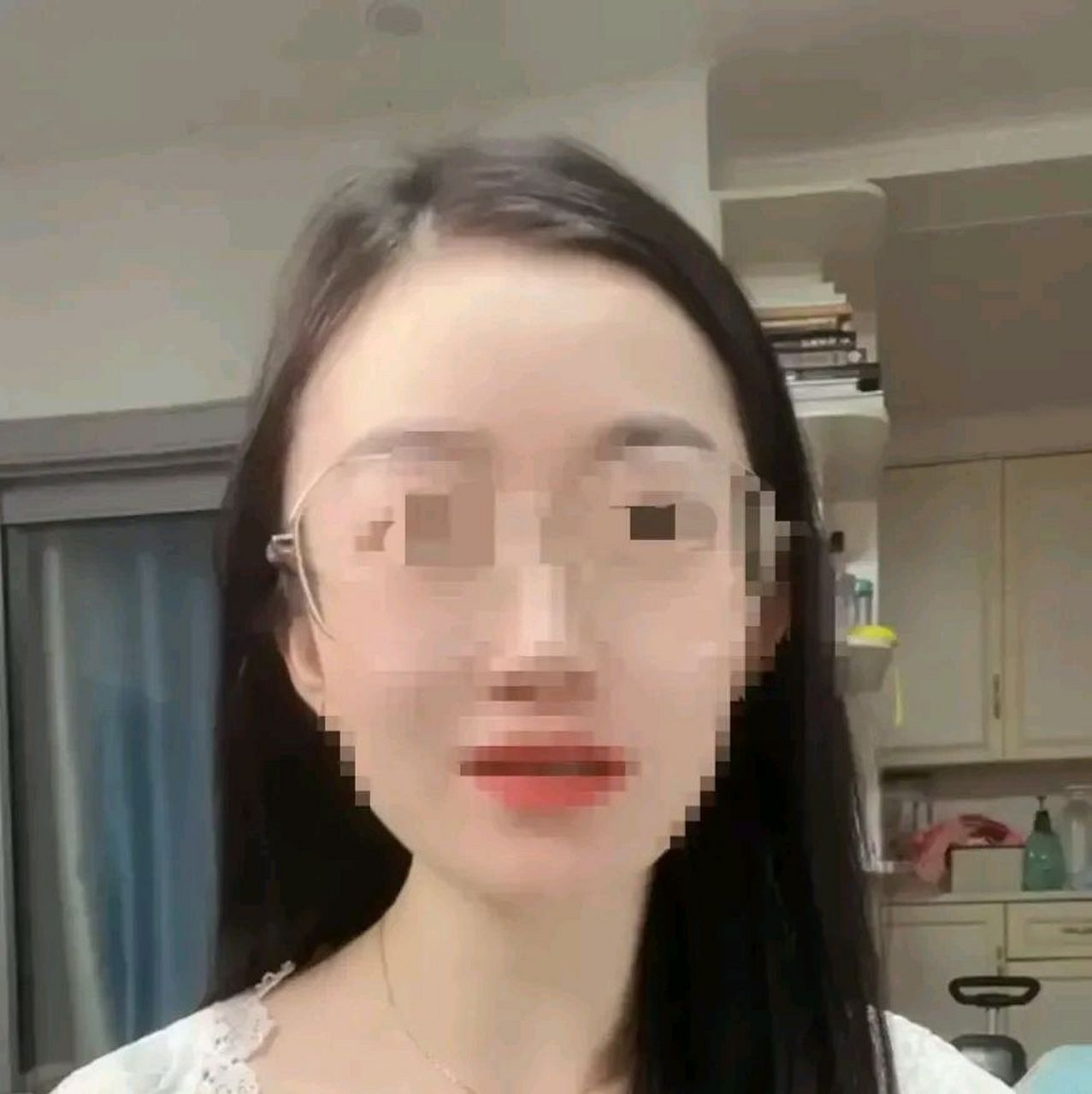 "健身房内女子大闹,脱衣裸奔引发轰动"一场惊人的闹剧在深圳的一家