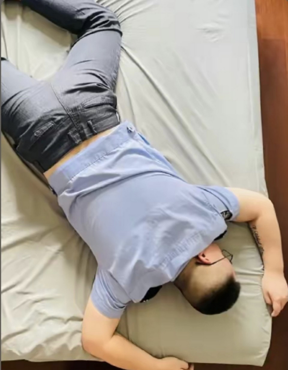 身边都遇不到这种壮熊哥哥,第五张更是喜欢得不得了.