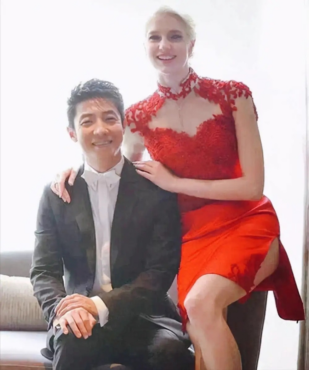 一次,撒贝宁和美女妻子李白,在大街上吵了起来,李白吼了两句话萌 