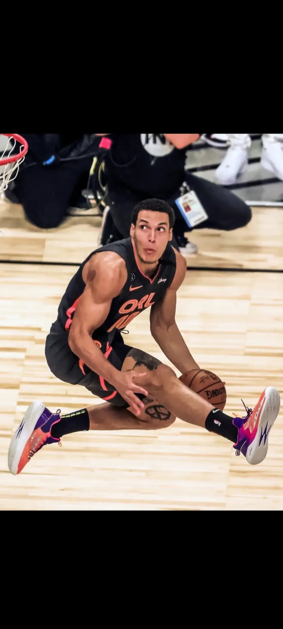 戈登vs拉文 拿到了今年的总决赛冠军戒指,据报道公牛准备兜售拉文!