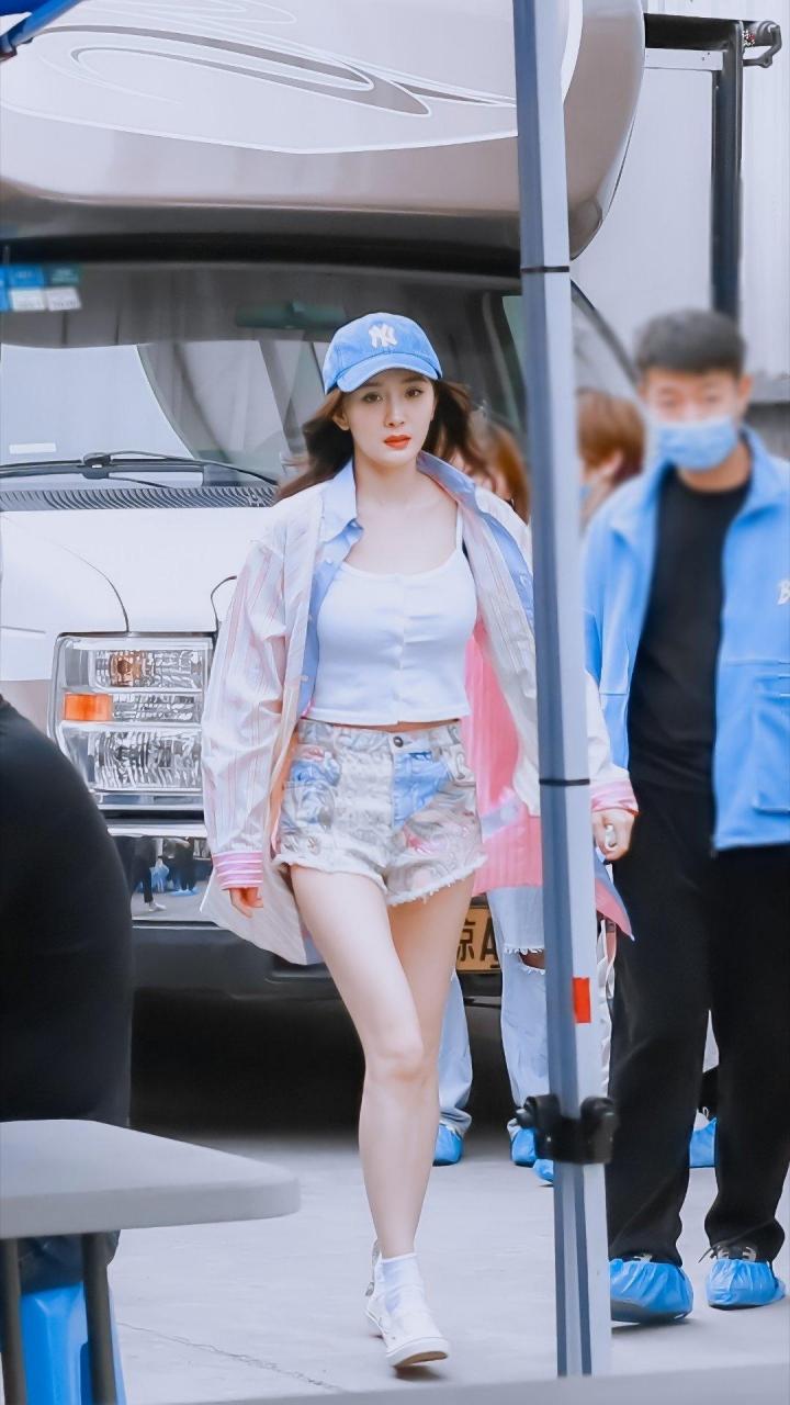 杨幂 :没办法,姐天生的衣服架子,穿啥都美.