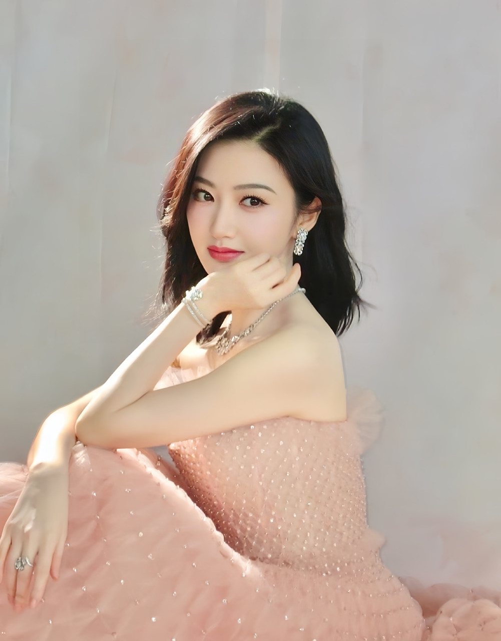 景甜最近拍摄了一组粉色抹胸连衣裙的照片,身穿这款连衣裙展现出她的