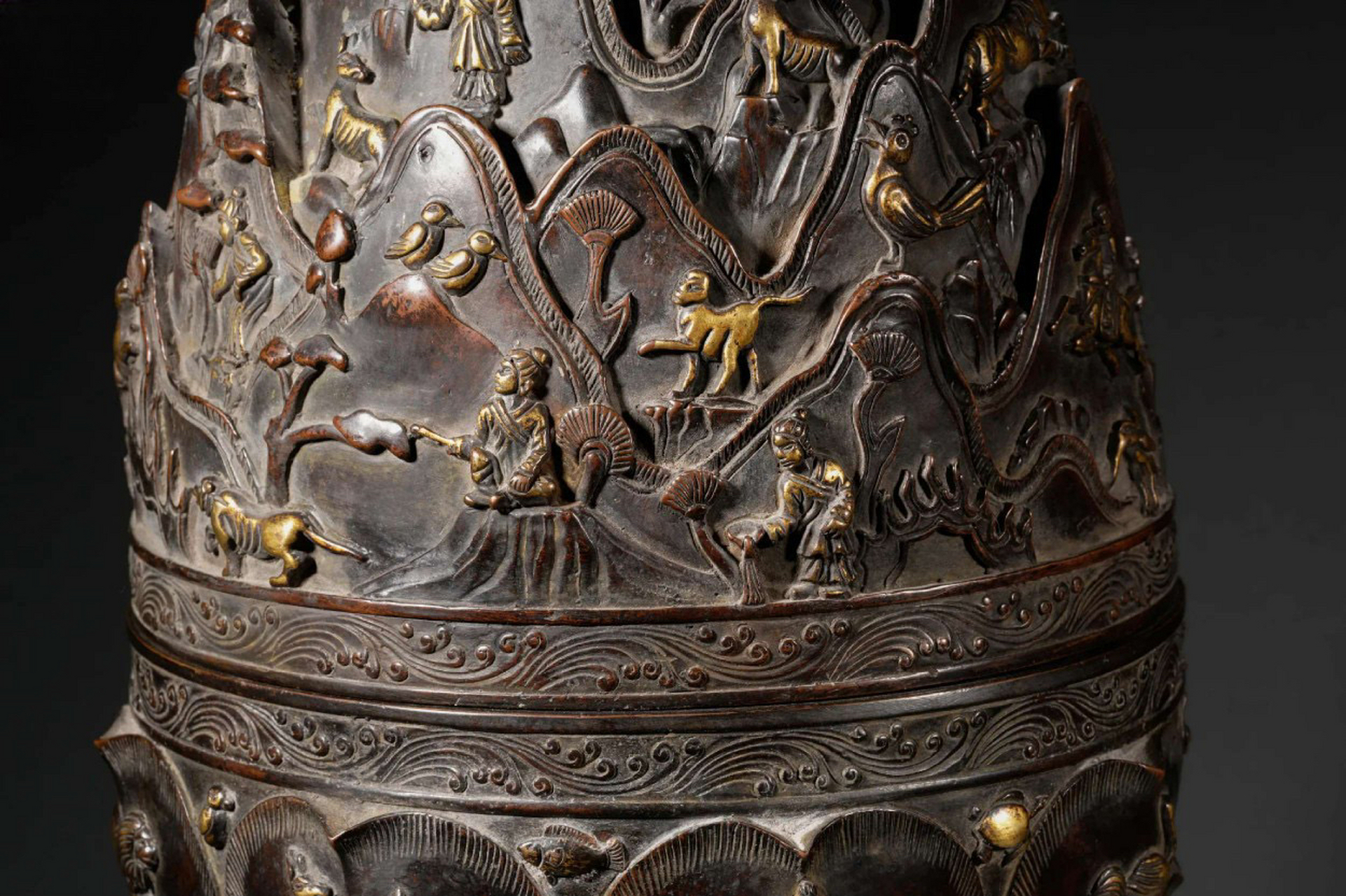 明宣德  夔龙博山炉 紫铜铸造,炉身局部鎏金,工艺精致,刀工精湛,炉盘