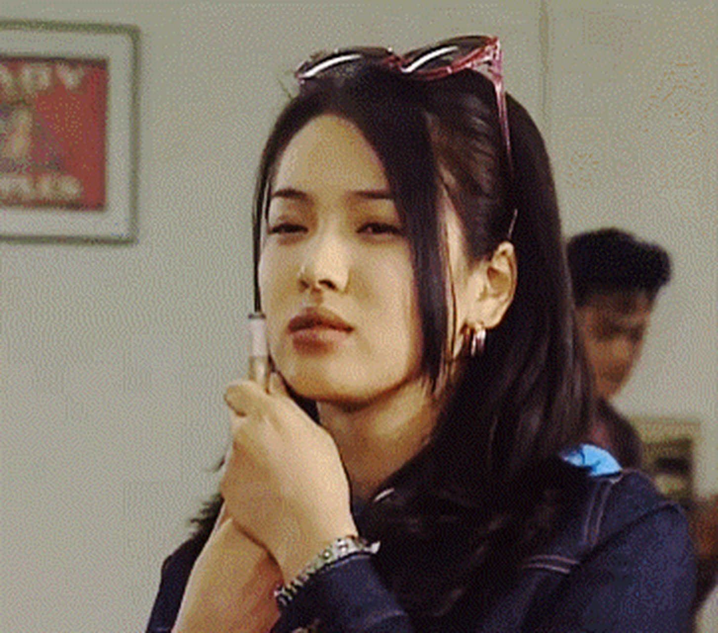 1998年,《顺风妇产科》中18岁的宋慧乔,满脸胶原蛋白,肉嘟嘟的十分