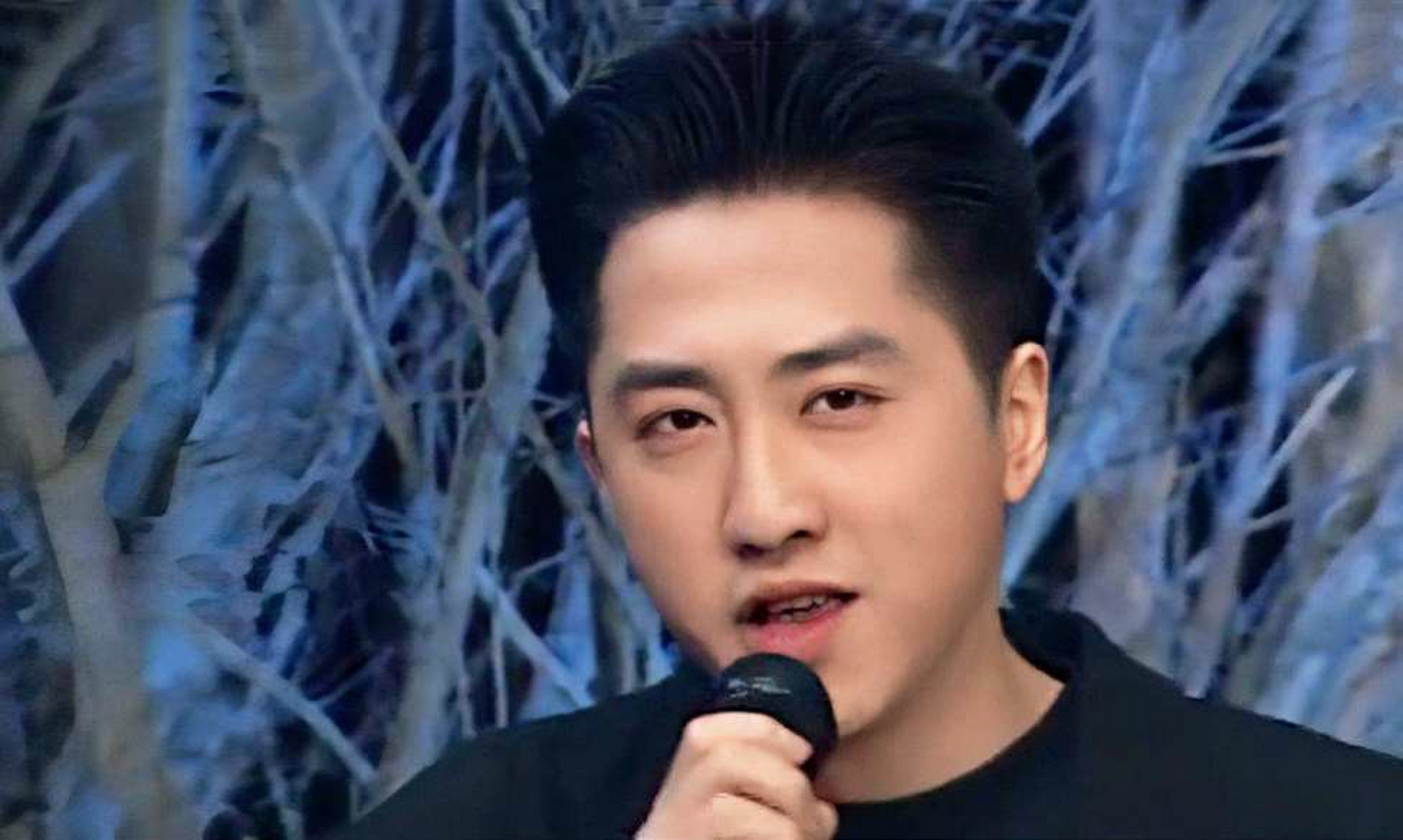 1992年春晚,庾澄庆演唱歌曲《让我一次爱个够》,那时候的庾澄庆也是