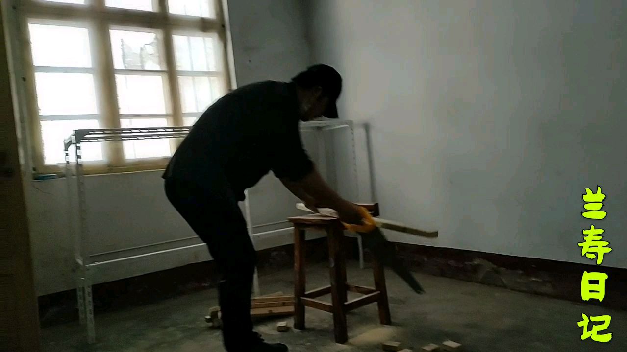 做个鱼缸架 可以放更多鱼缸了