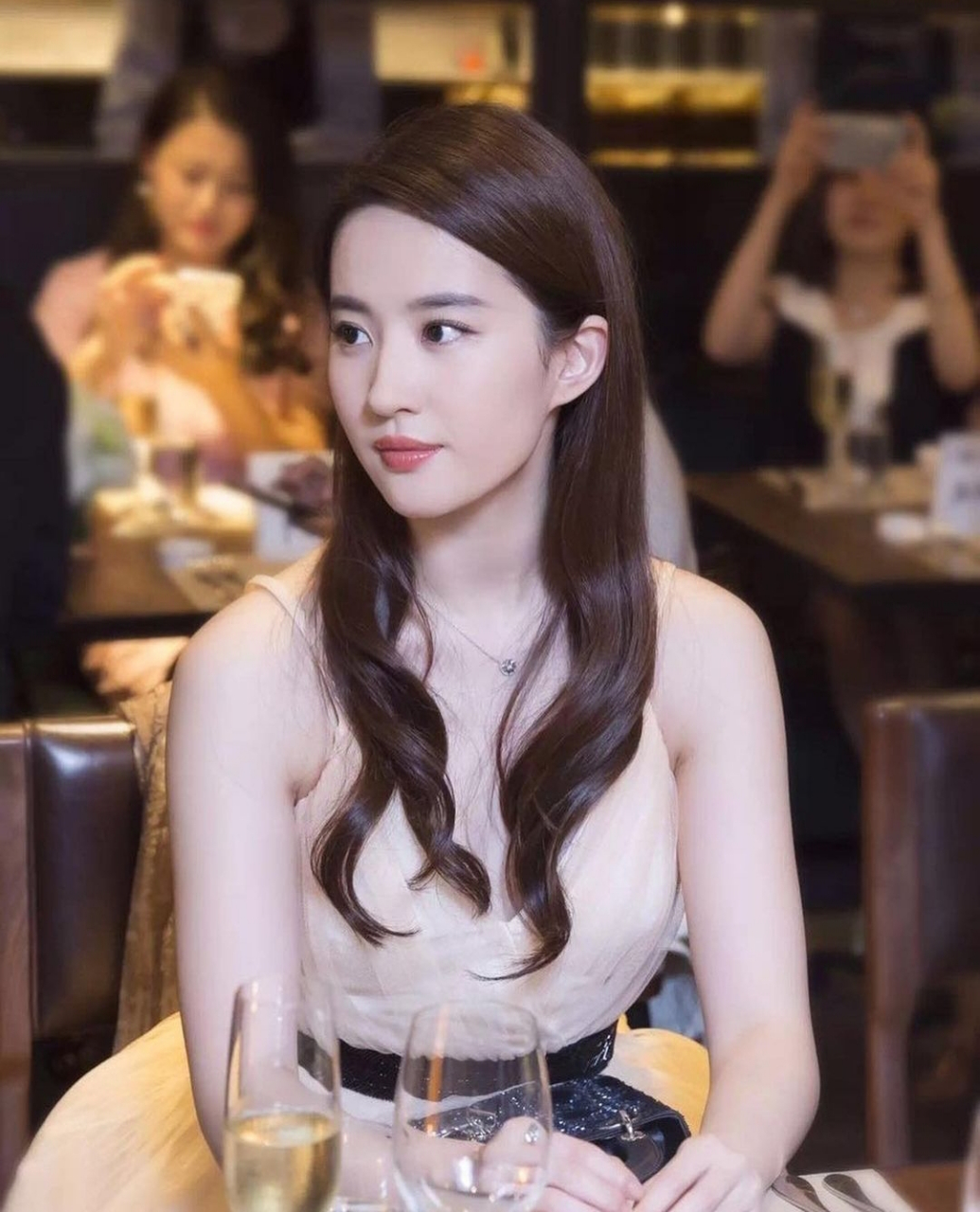 刘亦菲晚宴抓拍