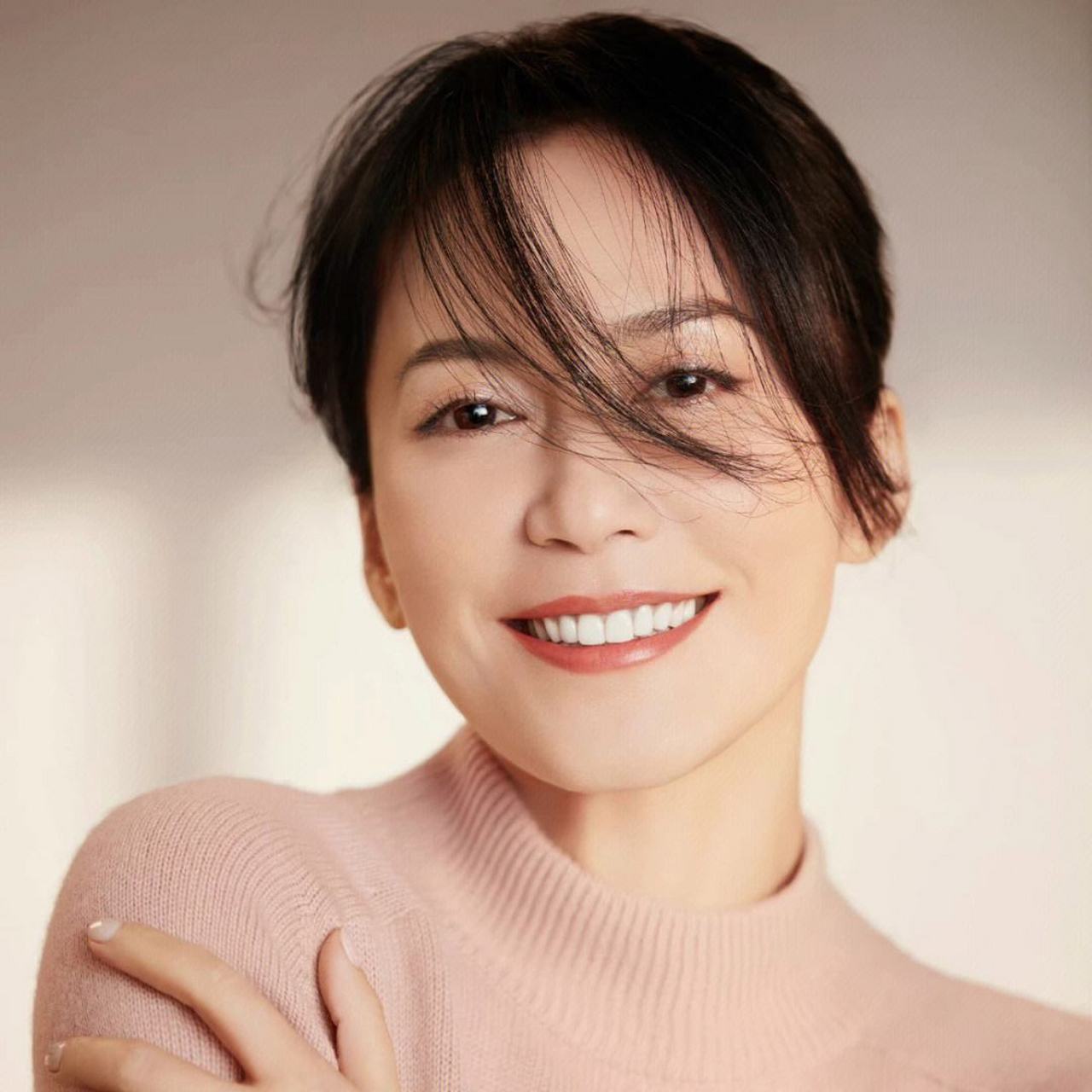 俞飞鸿是70年代美人的代表,她年轻的时候就展现出成熟大气的美,端正