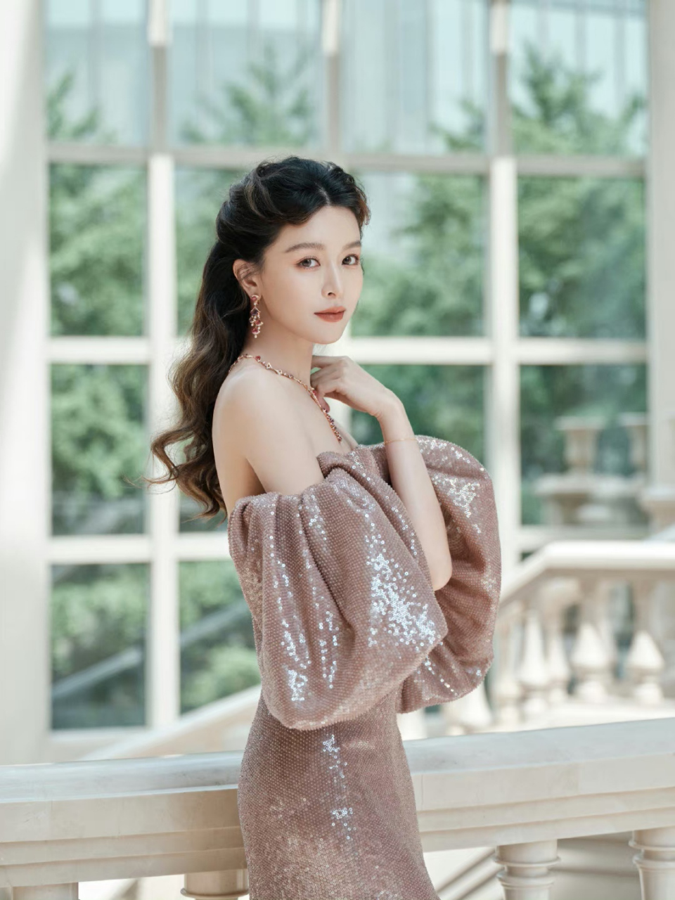 文咏珊# 一袭抹胸高开叉礼裙,肤白貌美的容颜,氤氲迷离,璨若星河