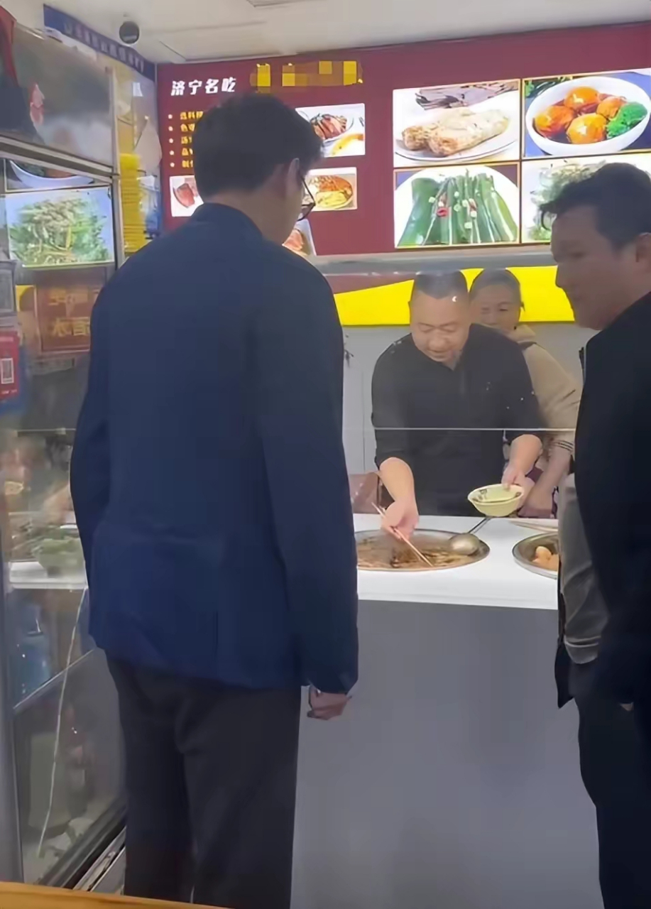 有网友在社交平台上爆料称:在山东济宁一家甏肉干饭店偶遇到了实力派