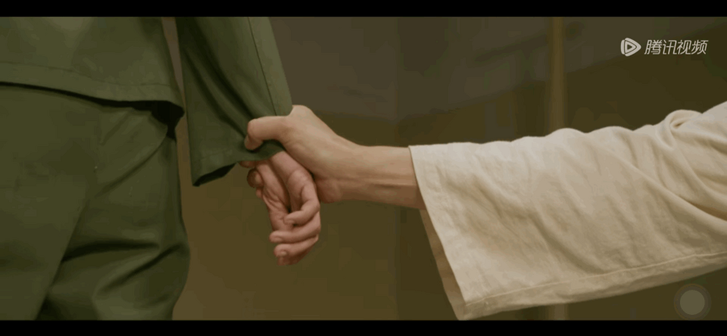 红玲和春生分手的时候,这一个拉手挽留的动作真的记忆深刻啊