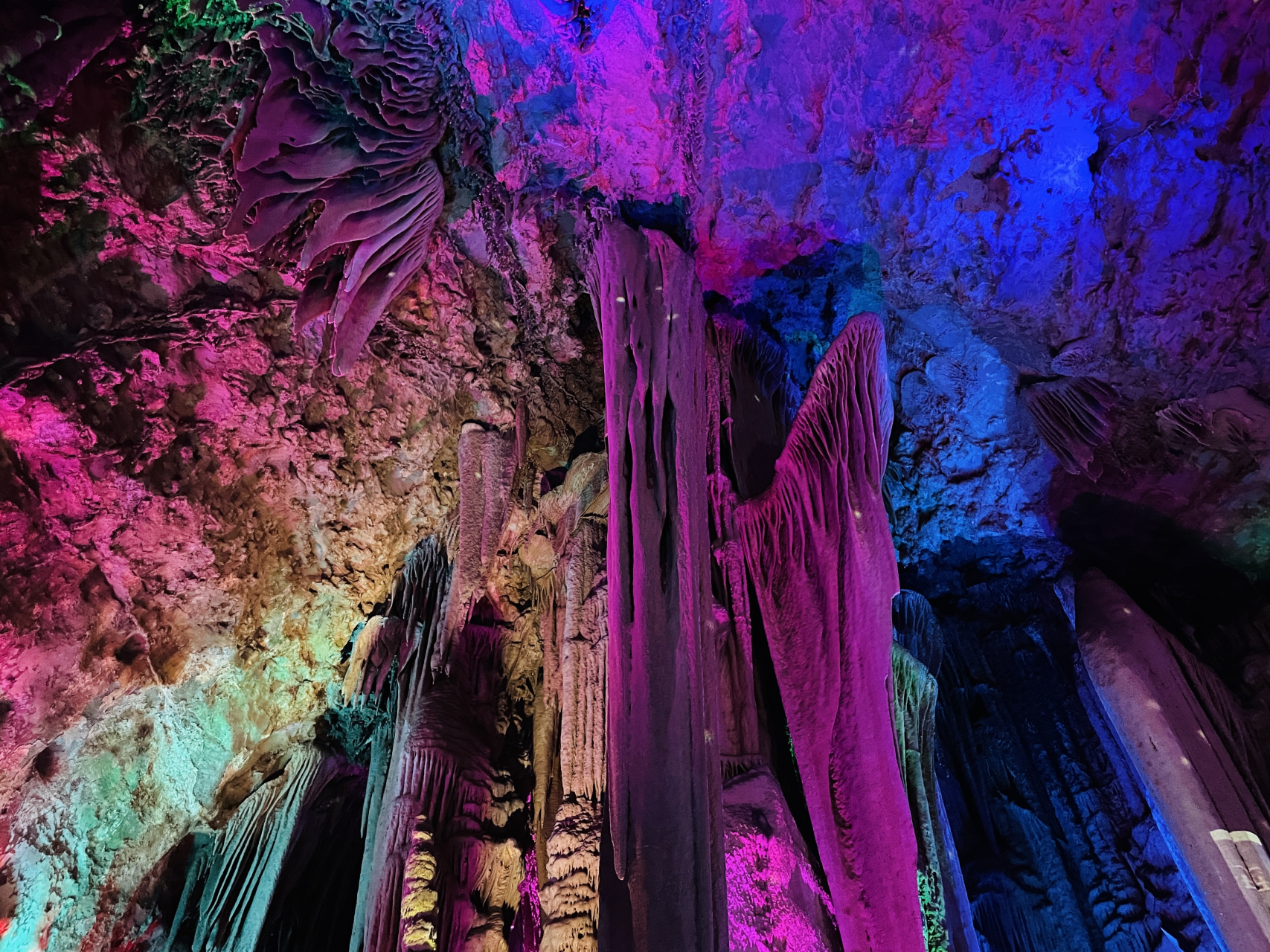 全国各地有着无数的溶洞景点,位于巫溪的4a级景区灵巫洞则以"小而精致