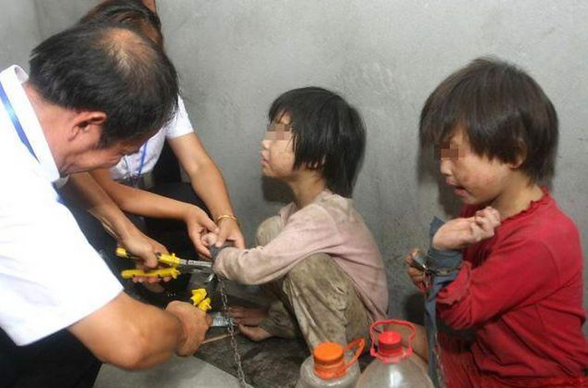 一天与小区邻居聊天, 邻居说:"美国太乱了,天天枪击案.