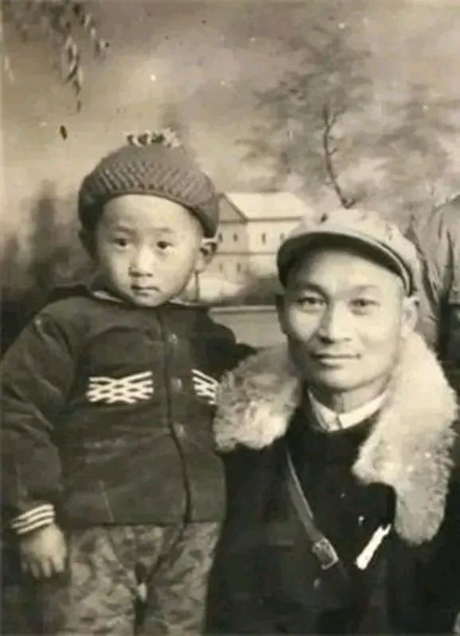 1957年,3岁时的王健林和父亲王义全的一张合影.