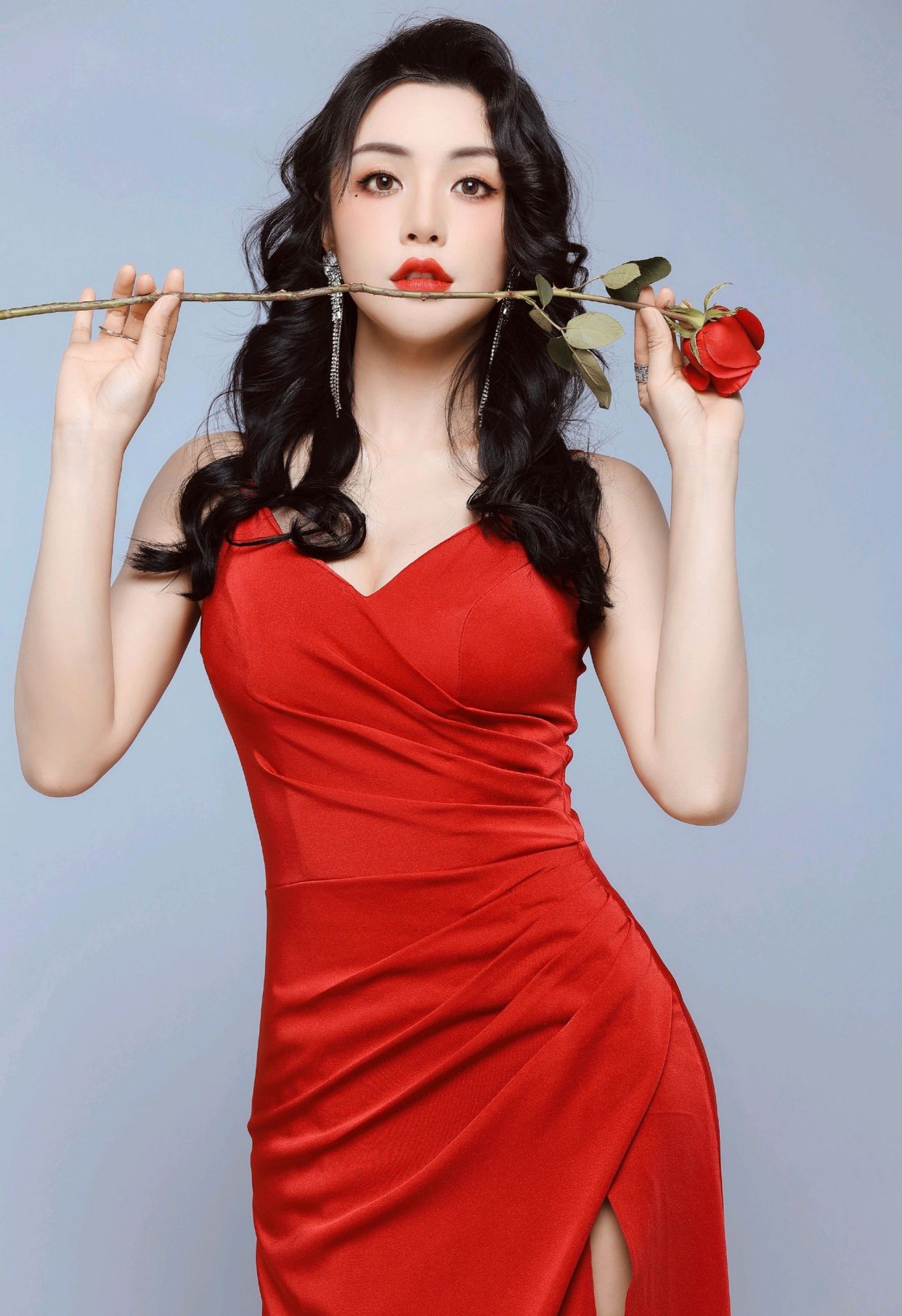 论美貌,毒菩萨也是排得上名的,赵茜的美腿很是迷人,颜值在线