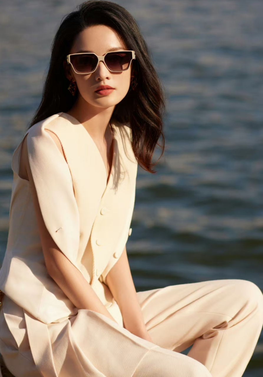 李沁户外拍摄宣传大片,不规则上衣个性十足,她的审美一向和别的女明星