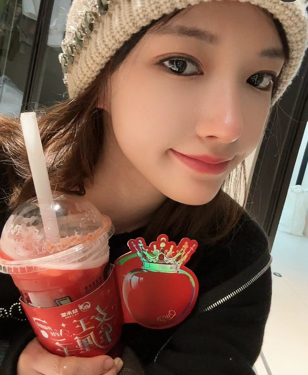 程潇晒逛街照,手里拿着饮料自拍,皮肤细腻美到零死角.