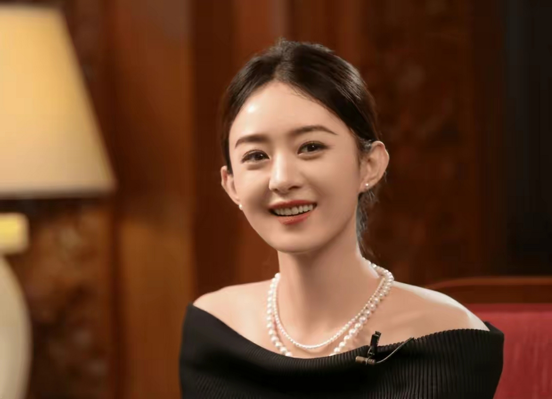 娱乐大放送# 赵丽颖戴珍珠项链秀优越肩颈线条 温婉又知性   日前,一