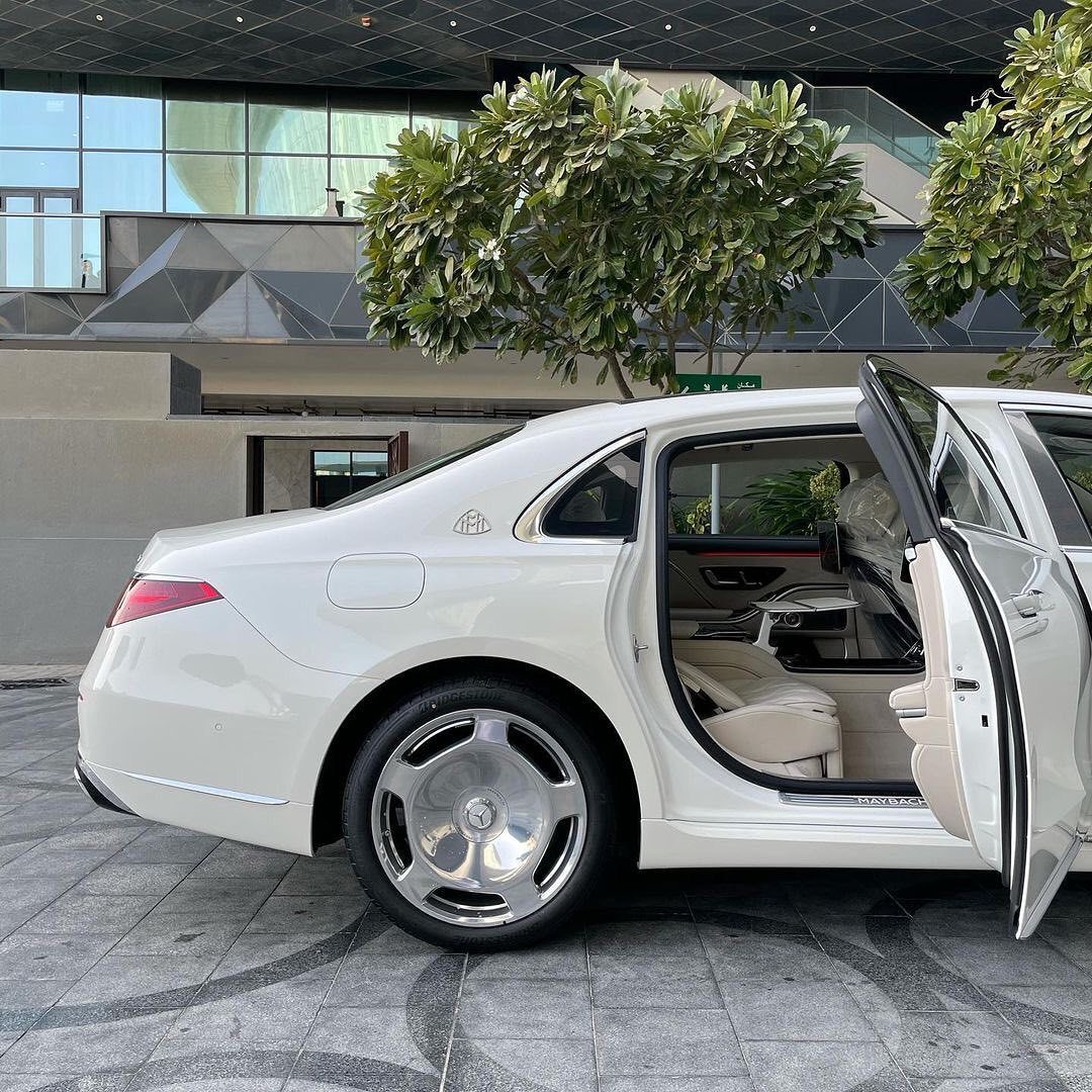 迈巴赫s680登场奔驰元素铁饼轮毂豪车范十足四座浅色内饰