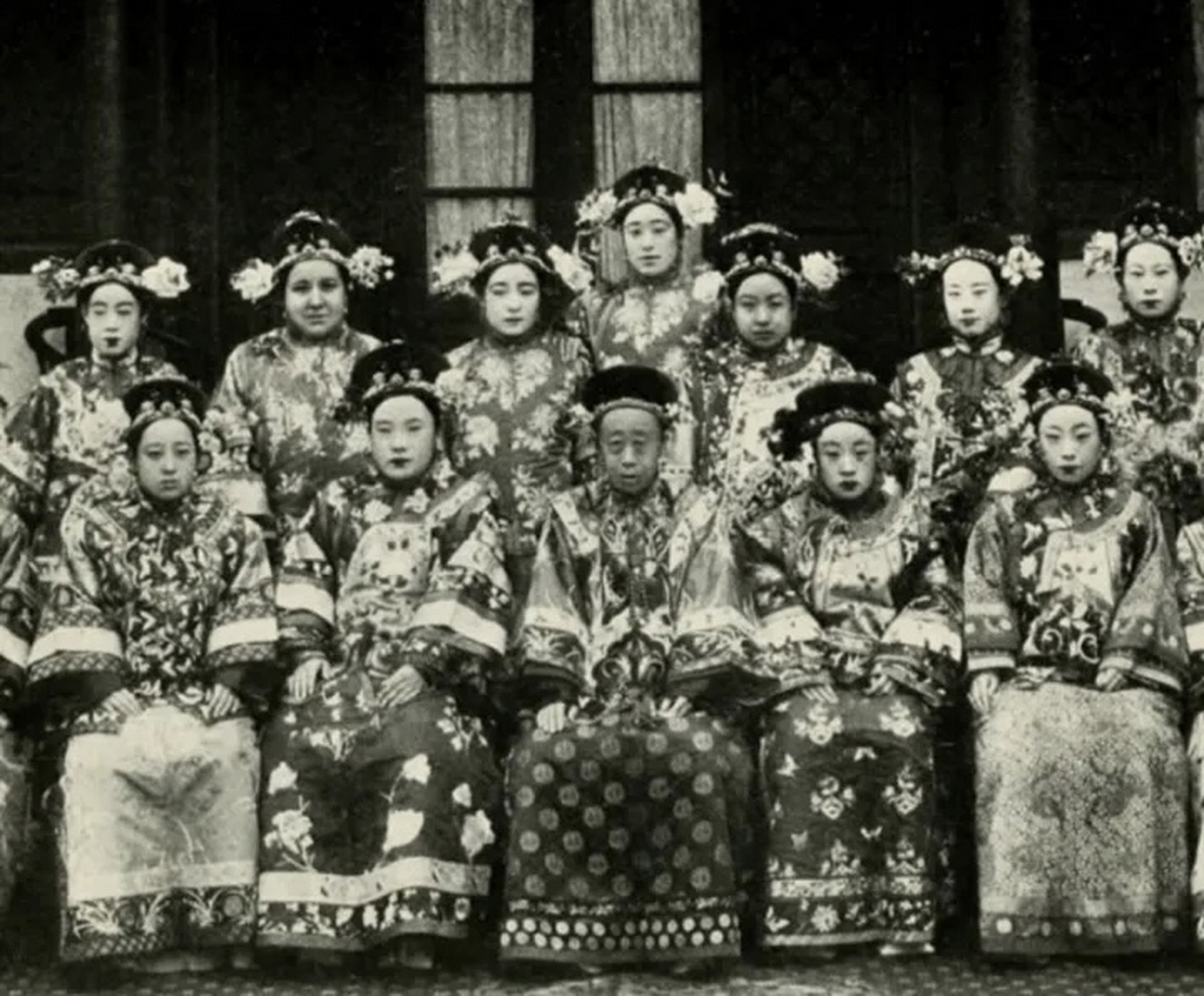 晚清皇帝后宫嫔妃老照片:一个个相貌惊艳珠圆玉润,身姿窈窕气质端庄!