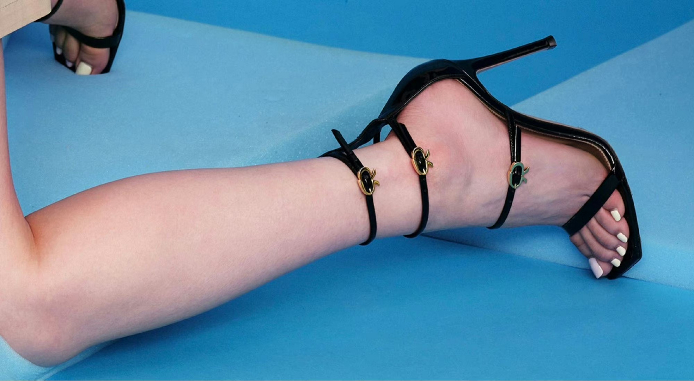 周洁琼 黑色绑腿高跟凉鞋美jio[爱你][爱你] 676767#周洁琼