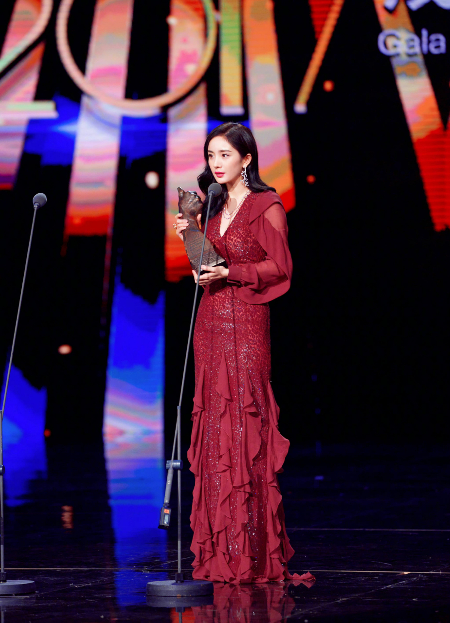 【奖杯与证书】 记录演员杨幂的一些荣耀时刻 96第26届金鹰奖最具